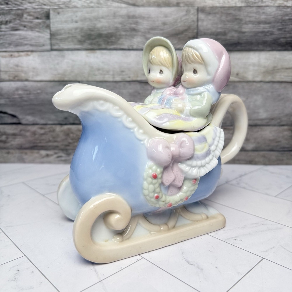 Precious Moments Sugar Town Enesco 1994 Couple in Sleigh Teapot Vintage